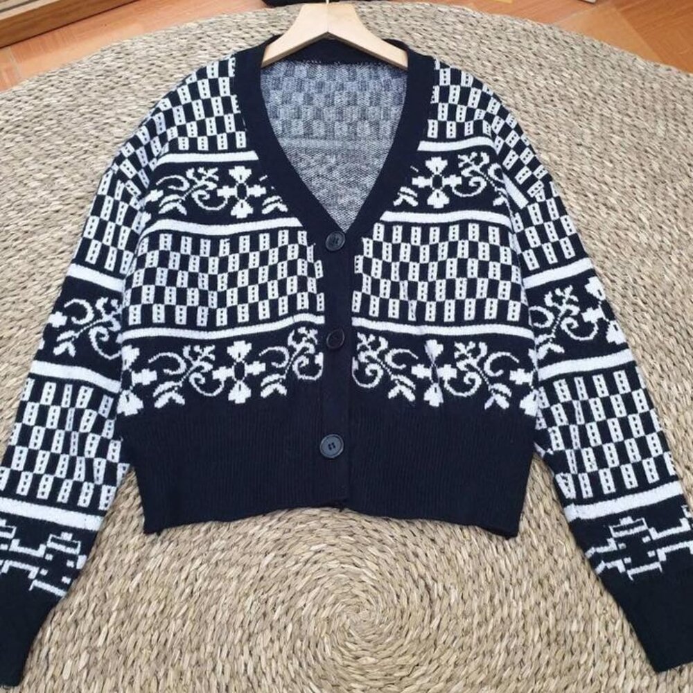 Trendy Black White Geometric Cropped Cardigan Knit 🖤